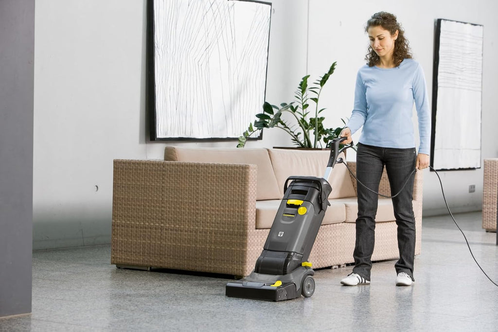 Kärcher BR 30/4 C autolaveuse compacte pour des surfaces allant jusqu'à 200 m² nettoyage puissant des sols durs les surfaces sont immédiatement sèches et praticables