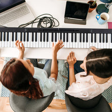 Load image into Gallery viewer, Piano Numérique Pliable à 88 Touches avec Fonction Bluetooth MIDI Clavier Électronique Portable avec Pédale de Sustain Sac de Transport -